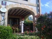 GRAN OFERTA EN JULIO,PARA PAREJAS, habitacion romántica en casa con jardín, de lujo.