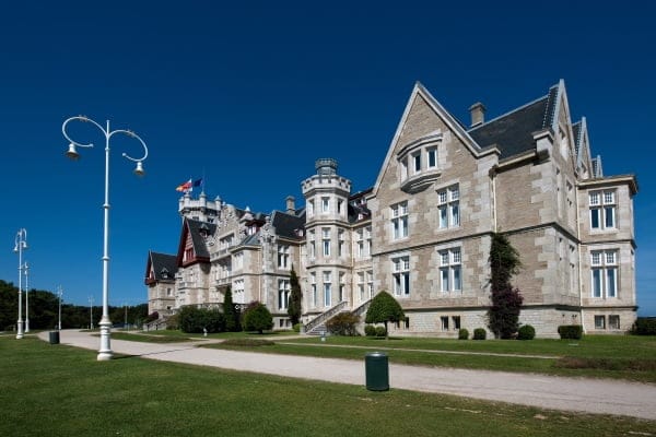 VEN A CANTABRIA EN SEMANA SANTA Y VISITA EL PALACIO DE LA MAGDALENA