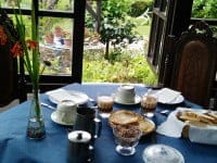 Todo ello con vistas a un jardín particular .