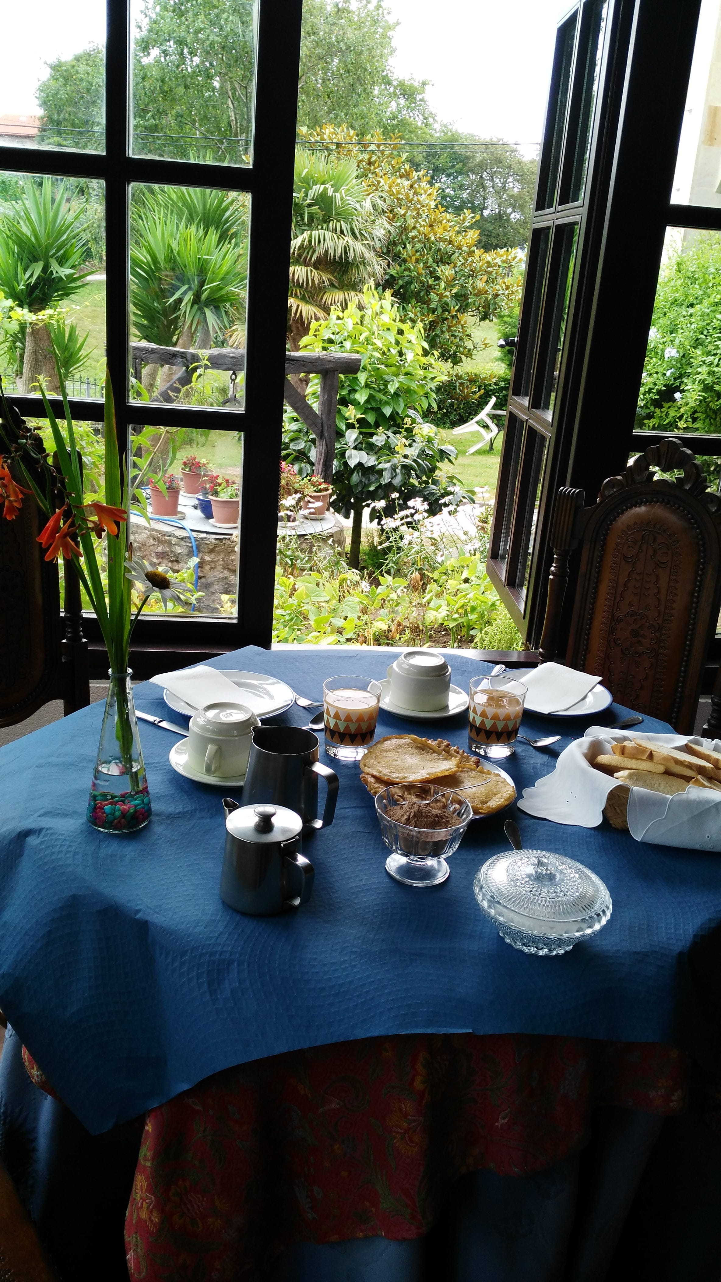 Todo ello con vistas a un jardín particular .