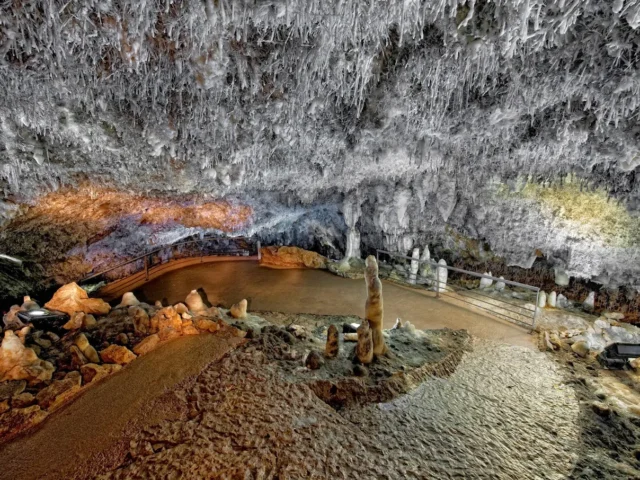 Un viaje que te transportará al corazón de la Tierra: Descubre la Cueva El Soplao