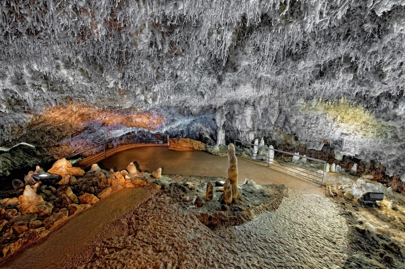 Un viaje que te transportará al corazón de la Tierra: Descubre la Cueva El Soplao