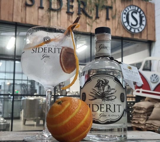 Conozca la destilería Siderit desde nuestra Posada Río Cubas