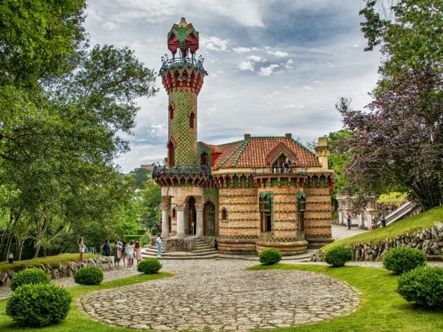 Naturaleza, arte e historia: El universo de Gaudí en Comillas